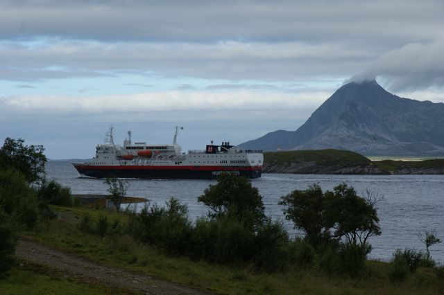 Hurtigruten passerer polarsirkelen