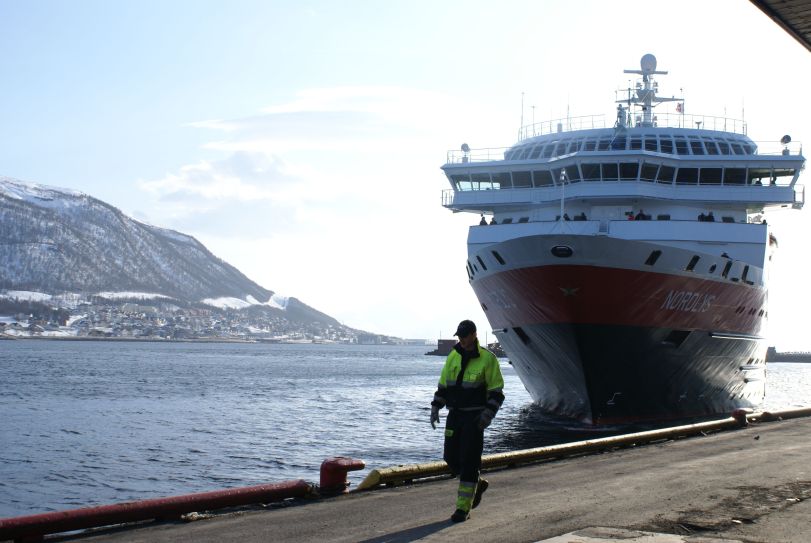 Hurtigruta "Nordlys" legger til kai i Tromsø. Foto: R.T. Enoksen