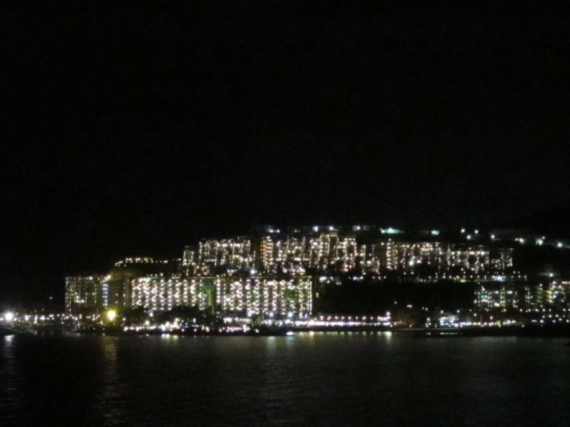 Anfi del Mar lyser i mørket som et skip. 