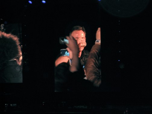 Bruce får norsk øl. Foto: J.K. Bless