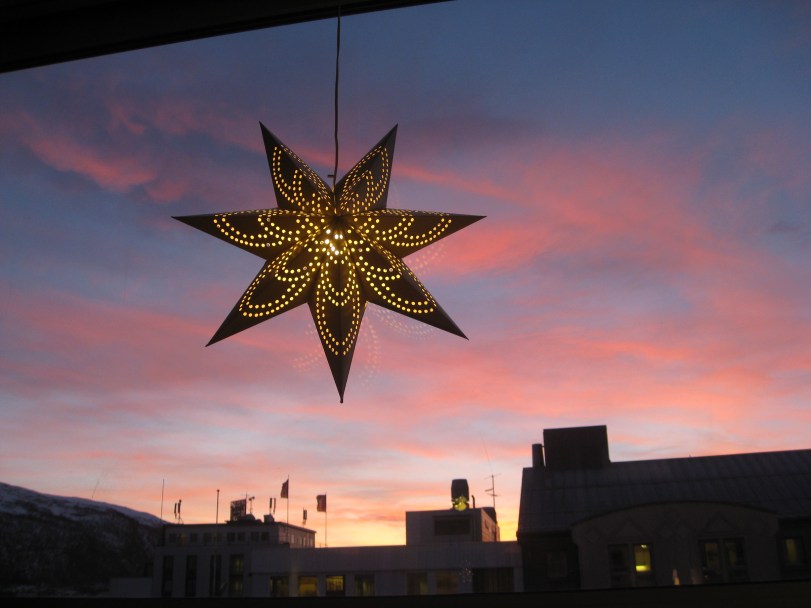 Her i huset blingset vi litt på datoene og hengte opp adventsstjernene ei uke for tidlig. 