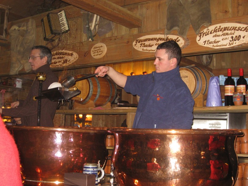 Her lager de glühwein med rom. Mmmm .. alt for god!