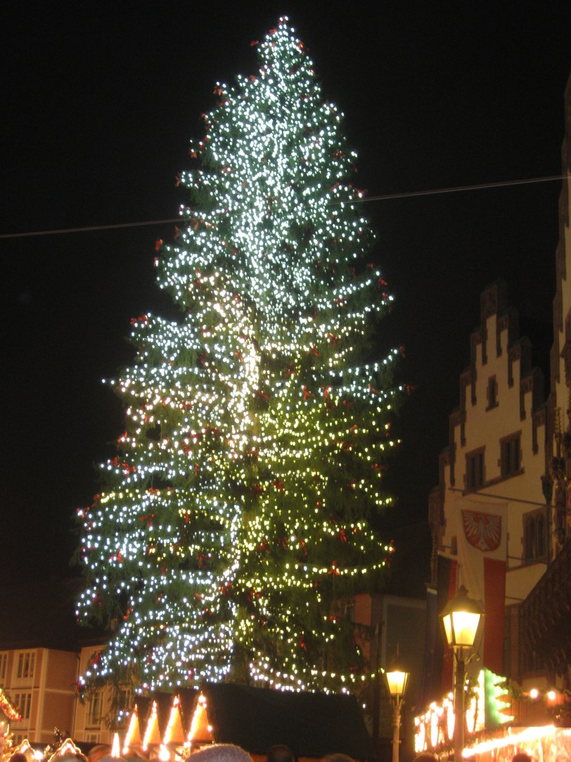 Juletreet i Frankfurt.Det er 28 meter høyt og har over 5000 lys. Lurer på hvordan de får alle på plass?