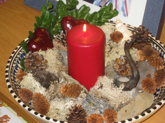 Juledekorasjon i all enkelhet med stein fra hist og her i verden, kongler fra tunet på hytta og skarven fra Sund i Lofoten. 