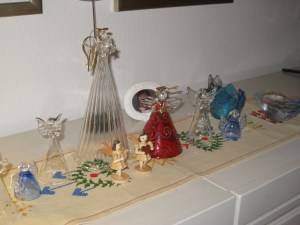 Englekoret er på plass. Det samme er en liten, ekte juleengel halvt skjult i bilderamma bak.