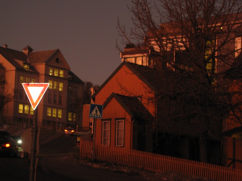 Trolsk stemning og eventyrlig lys i formiddag i Tromsø.