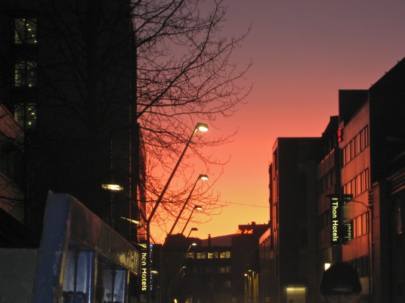 Sør i Grønnegata skimter vi skiltet til Mack, som nå har gjort balsfjording av seg og ikke greier å levere øl til butikken og restaurantene i Tromsø midt i en av høysesongene. Prøver nå å støtte så godt vi kan ...