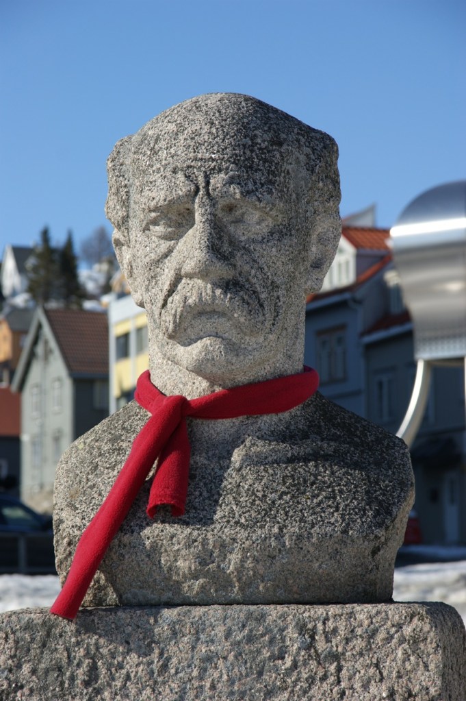 En riktig sur vind i dag og noen har vært så vennlig å låne Nansen et skjerf.