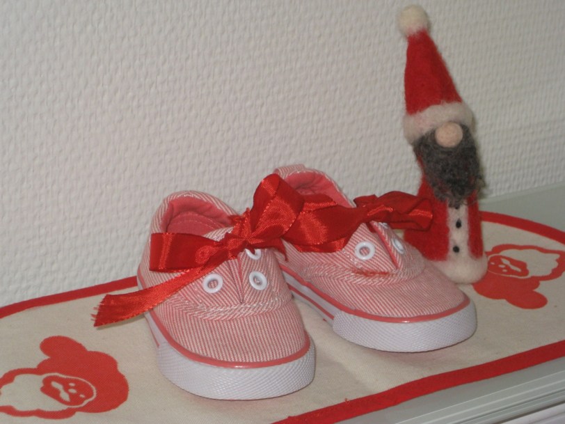 Et par røde sløyfer og vips! er barneskoene blitt en søt juledekorasjon.