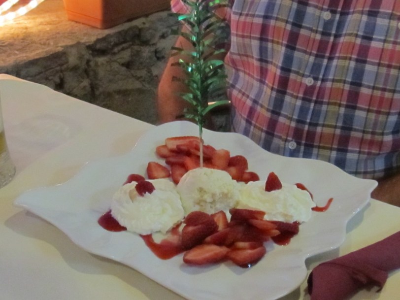 Dessert etter silda. Er det tiloversbleven julepynt som pryder den?