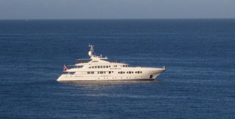 Luksusyachten "Lady Petra" ankret opp nedenfor hotellet en av dagene. Jeg anbefaler å søke på navnet på nett, da får man bl.a. opp bilder av interiøret. Hvilken båt!