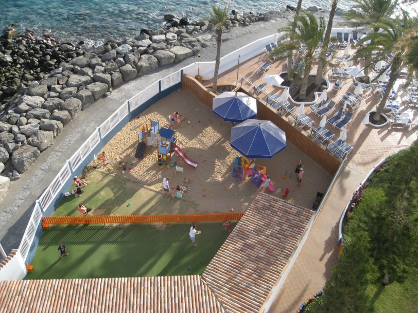 Lekeområdet i hotellhagen.