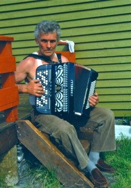 Onkel Per med trekkspillet sitt, her på trappa.