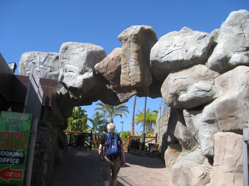 På Anfi del Mar er det mye fint å se på og alt er velholdt og ordentlig.  Her er f.eks. en portal laget av stein, morsom sak.