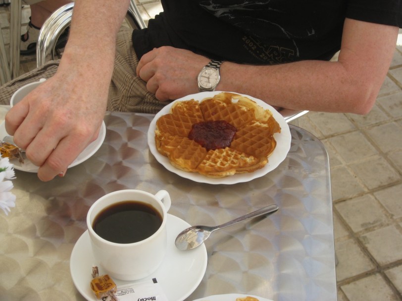 På Den norske klubben får man norsk mat, her nystekte vafler med syltetøy.