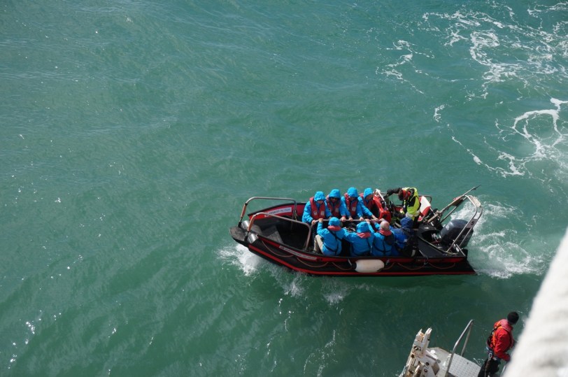 Sark Blåjakkene går i land