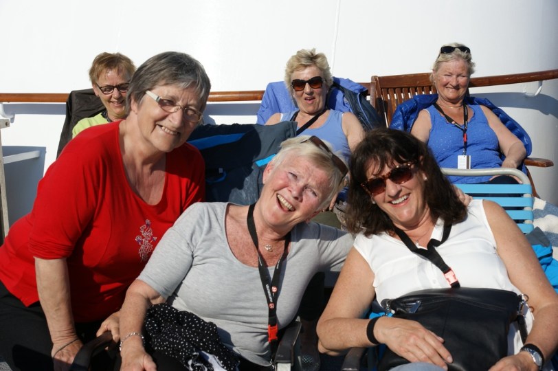 Damene koser seg på dekket