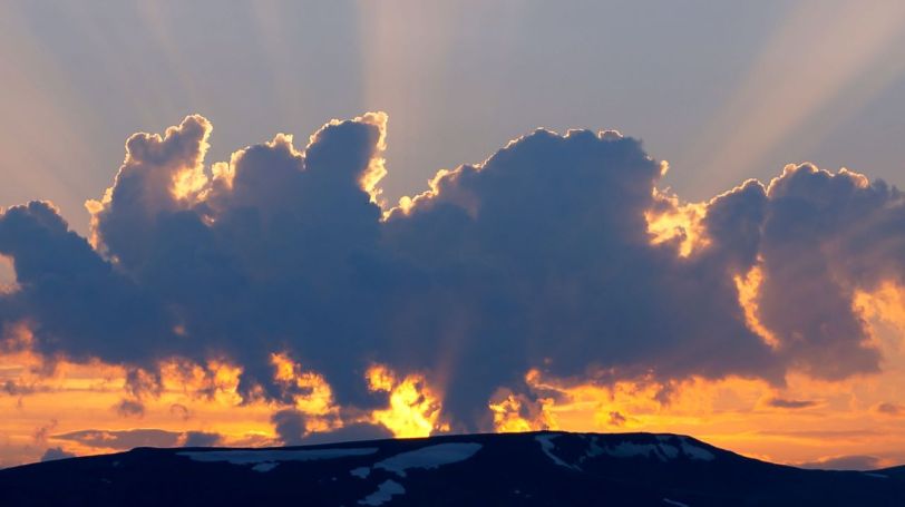 Trolske skyer over Arnøya