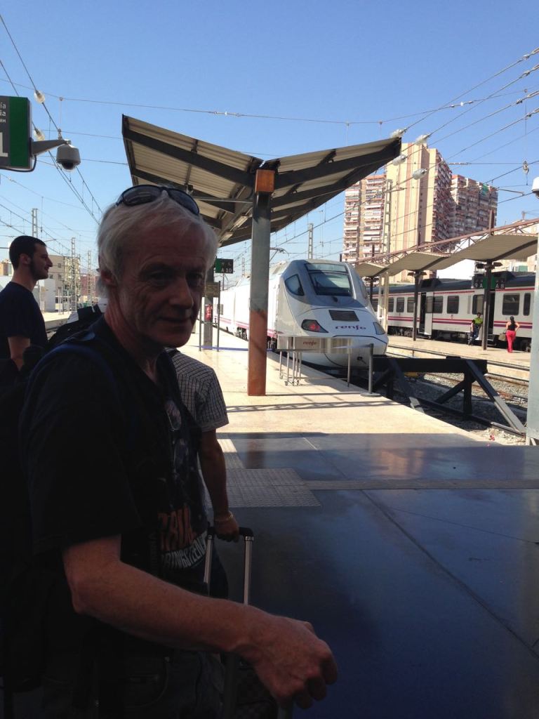 Venter på tog til Valencia