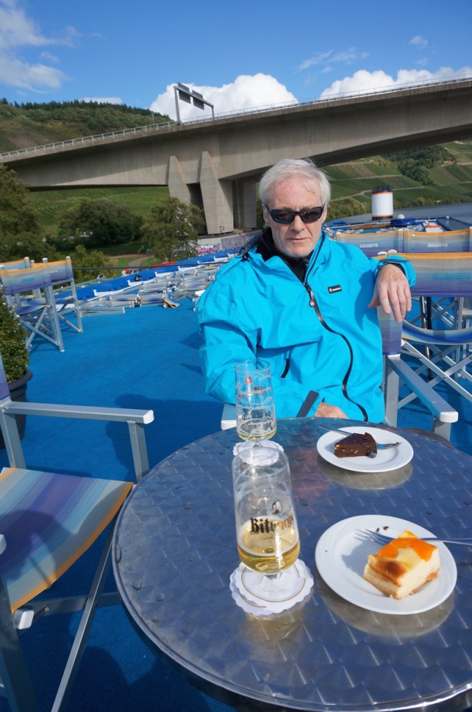 Trier Kake og øl på soldekket