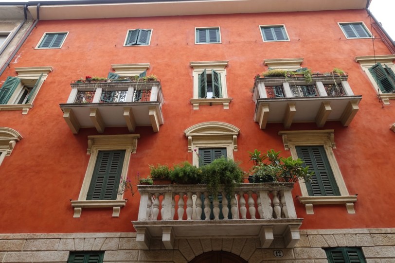 Rød fasade med balkonger